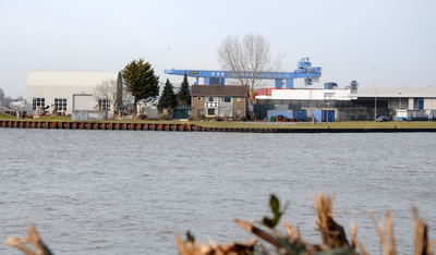 913319 Gezicht over het Amsterdam-Rijnkanaal te Utrecht, vanaf de Keulsekade, met in het midden de voormalige ...
